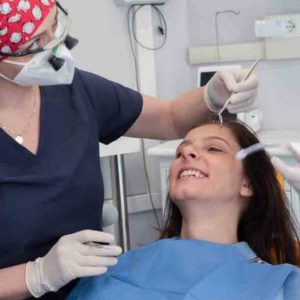 impianto-dentale-dolore-donna-sorriso-dentista